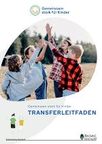 Deckblatt der Broschüre mit dem Schriftzug "Gemeinsam stark für Kinder - Transferleitfaden" 
