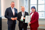 Landeshauptmann Mario Kunasek (l.) und Landeshauptmann-Stellvertreterin Manuela Khom (r.) überreichten Christian Purrer das Große Goldene Ehrenzeichen des Landes Steiermark. Landeshauptmann Mario Kunasek (l.) und Landeshauptmann-Stellvertreterin Manuela Khom (r.) überreichten Christian Purrer das Große Goldene Ehrenzeichen des Landes Steiermark.