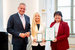 Landeshauptmann Mario Kunasek (l.) und Landeshauptmann-Stellvertreterin Manuela Khom (r.) überreichten Andrea Hirschenberger das Große Ehrenzeichen des Landes Steiermark. Landeshauptmann Mario Kunasek (l.) und Landeshauptmann-Stellvertreterin Manuela Khom (r.) überreichten Andrea Hirschenberger das Große Ehrenzeichen des Landes Steiermark.