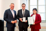 Landeshauptmann Mario Kunasek (l.) und Landeshauptmann-Stellvertreterin Manuela Khom (r.) überreichten BH a.D. Hannes Peißl das Große Ehrenzeichen des Landes Steiermark. Landeshauptmann Mario Kunasek (l.) und Landeshauptmann-Stellvertreterin Manuela Khom (r.) überreichten BH a.D. Hannes Peißl das Große Ehrenzeichen des Landes Steiermark.