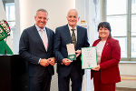Landeshauptmann Mario Kunasek (l.) und Landeshauptmann-Stellvertreterin Manuela Khom (r.) überreichten Michael Stahl das Große Ehrenzeichen des Landes Steiermark. Landeshauptmann Mario Kunasek (l.) und Landeshauptmann-Stellvertreterin Manuela Khom (r.) überreichten Michael Stahl das Große Ehrenzeichen des Landes Steiermark.