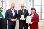 Landeshauptmann Mario Kunasek (l.) und Landeshauptmann-Stellvertreterin Manuela Khom (r.) überreichten Peter Uggowitzer das Große Ehrenzeichen des Landes Steiermark. Landeshauptmann Mario Kunasek (l.) und Landeshauptmann-Stellvertreterin Manuela Khom (r.) überreichten Peter Uggowitzer das Große Ehrenzeichen des Landes Steiermark.