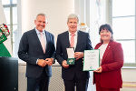 Landeshauptmann Mario Kunasek (l.) und Landeshauptmann-Stellvertreterin Manuela Khom (r.) überreichten BH a.D. Max Wiesenhofer das Große Ehrenzeichen des Landes Steiermark. Landeshauptmann Mario Kunasek (l.) und Landeshauptmann-Stellvertreterin Manuela Khom (r.) überreichten BH a.D. Max Wiesenhofer das Große Ehrenzeichen des Landes Steiermark.