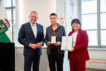 Landeshauptmann Mario Kunasek (l.) und Landeshauptmann-Stellvertreterin Manuela Khom (r.) überreichten Astrid Maria Veronig das Ehrenzeichen des Landes Steiermark für Wissenschaft, Forschung und Kunst. Landeshauptmann Mario Kunasek (l.) und Landeshauptmann-Stellvertreterin Manuela Khom (r.) überreichten Astrid Maria Veronig das Ehrenzeichen des Landes Steiermark für Wissenschaft, Forschung und Kunst.