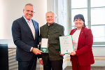 Landeshauptmann Mario Kunasek (l.) und Landeshauptmann-Stellvertreterin Manuela Khom (r.) überreichten Alois Gölles das Große Ehrenzeichen des Landes Steiermark. Landeshauptmann Mario Kunasek (l.) und Landeshauptmann-Stellvertreterin Manuela Khom (r.) überreichten Alois Gölles das Große Ehrenzeichen des Landes Steiermark.