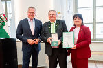 Landeshauptmann Mario Kunasek (l.) und Landeshauptmann-Stellvertreterin Manuela Khom (r.) überreichten BH a.D. Christian Sulzbacher das Große Ehrenzeichen des Landes Steiermark. Landeshauptmann Mario Kunasek (l.) und Landeshauptmann-Stellvertreterin Manuela Khom (r.) überreichten BH a.D. Christian Sulzbacher das Große Ehrenzeichen des Landes Steiermark.