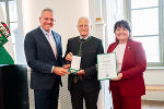 Landeshauptmann Mario Kunasek (l.) und Landeshauptmann-Stellvertreterin Manuela Khom (r.) überreichten BH a.D. Florian Waldner das Große Ehrenzeichen des Landes Steiermark. Landeshauptmann Mario Kunasek (l.) und Landeshauptmann-Stellvertreterin Manuela Khom (r.) überreichten BH a.D. Florian Waldner das Große Ehrenzeichen des Landes Steiermark.