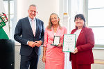 Landeshauptmann Mario Kunasek (l.) und Landeshauptmann-Stellvertreterin Manuela Khom (r.) überreichten Elisabeth Fiedler das Ehrenzeichen des Landes Steiermark für Wissenschaft, Forschung und Kunst. Landeshauptmann Mario Kunasek (l.) und Landeshauptmann-Stellvertreterin Manuela Khom (r.) überreichten Elisabeth Fiedler das Ehrenzeichen des Landes Steiermark für Wissenschaft, Forschung und Kunst.