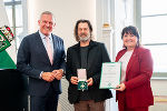 Landeshauptmann Mario Kunasek (l.) und Landeshauptmann-Stellvertreterin Manuela Khom (r.) überreichten Sandy Lopicic das Ehrenzeichen des Landes Steiermark für Wissenschaft, Forschung und Kunst. Landeshauptmann Mario Kunasek (l.) und Landeshauptmann-Stellvertreterin Manuela Khom (r.) überreichten Sandy Lopicic das Ehrenzeichen des Landes Steiermark für Wissenschaft, Forschung und Kunst.
