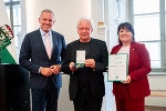 Landeshauptmann Mario Kunasek (l.) und Landeshauptmann-Stellvertreterin Manuela Khom (r.) überreichten Lorenz Maierhofer das Ehrenzeichen des Landes Steiermark für Wissenschaft, Forschung und Kunst. Landeshauptmann Mario Kunasek (l.) und Landeshauptmann-Stellvertreterin Manuela Khom (r.) überreichten Lorenz Maierhofer das Ehrenzeichen des Landes Steiermark für Wissenschaft, Forschung und Kunst.