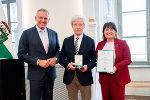 Landeshauptmann Mario Kunasek (l.) und Landeshauptmann-Stellvertreterin Manuela Khom (r.) überreichten Walter Pisk das Ehrenzeichen des Landes Steiermark für Wissenschaft, Forschung und Kunst. Landeshauptmann Mario Kunasek (l.) und Landeshauptmann-Stellvertreterin Manuela Khom (r.) überreichten Walter Pisk das Ehrenzeichen des Landes Steiermark für Wissenschaft, Forschung und Kunst.