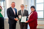 Landeshauptmann Mario Kunasek (l.) und Landeshauptmann-Stellvertreterin Manuela Khom (r.) überreichten Peter Strasser das Ehrenzeichen des Landes Steiermark für Wissenschaft, Forschung und Kunst. Landeshauptmann Mario Kunasek (l.) und Landeshauptmann-Stellvertreterin Manuela Khom (r.) überreichten Peter Strasser das Ehrenzeichen des Landes Steiermark für Wissenschaft, Forschung und Kunst.