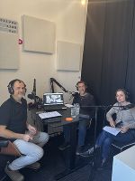 Denkräume zum Anhören: Moderator Werner Schandor im Podcast-Studio mit Helwig Brunner und Barbara Rauchenberger. Nicht im Bild, aber mit dabei: Sonja Harter. © DAS POD