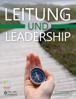 Eine Hand hält einen Kompass in der Hand. Im Hintergrund gabeln sich zwei Wege. Es ist das Cover des neuen Fortbildungsprogramms. 