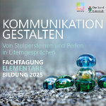 Glassteine sind aufeinander gestapelt und ergeben so einen kleinen Glassteinturm. 