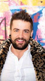 Zu sehen Josef Daniel Maier mit Leoparden Jacke © Josef Daniel Maier